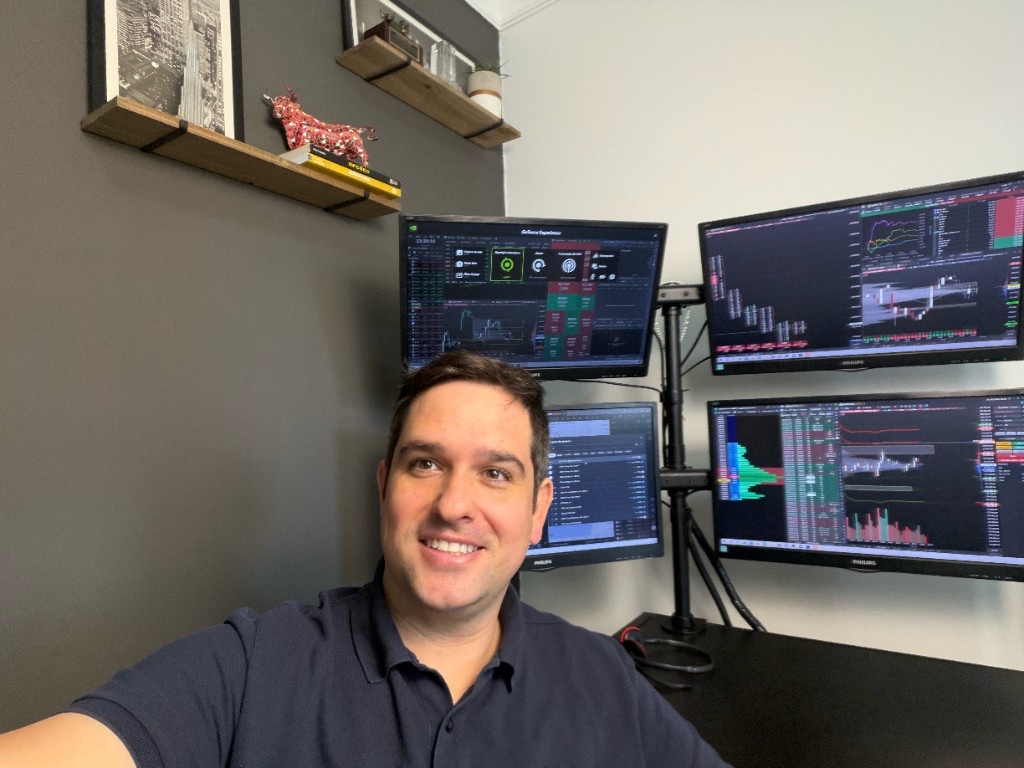 Ivan Zerbini na mesa de operações, fundador da NaviMarkets